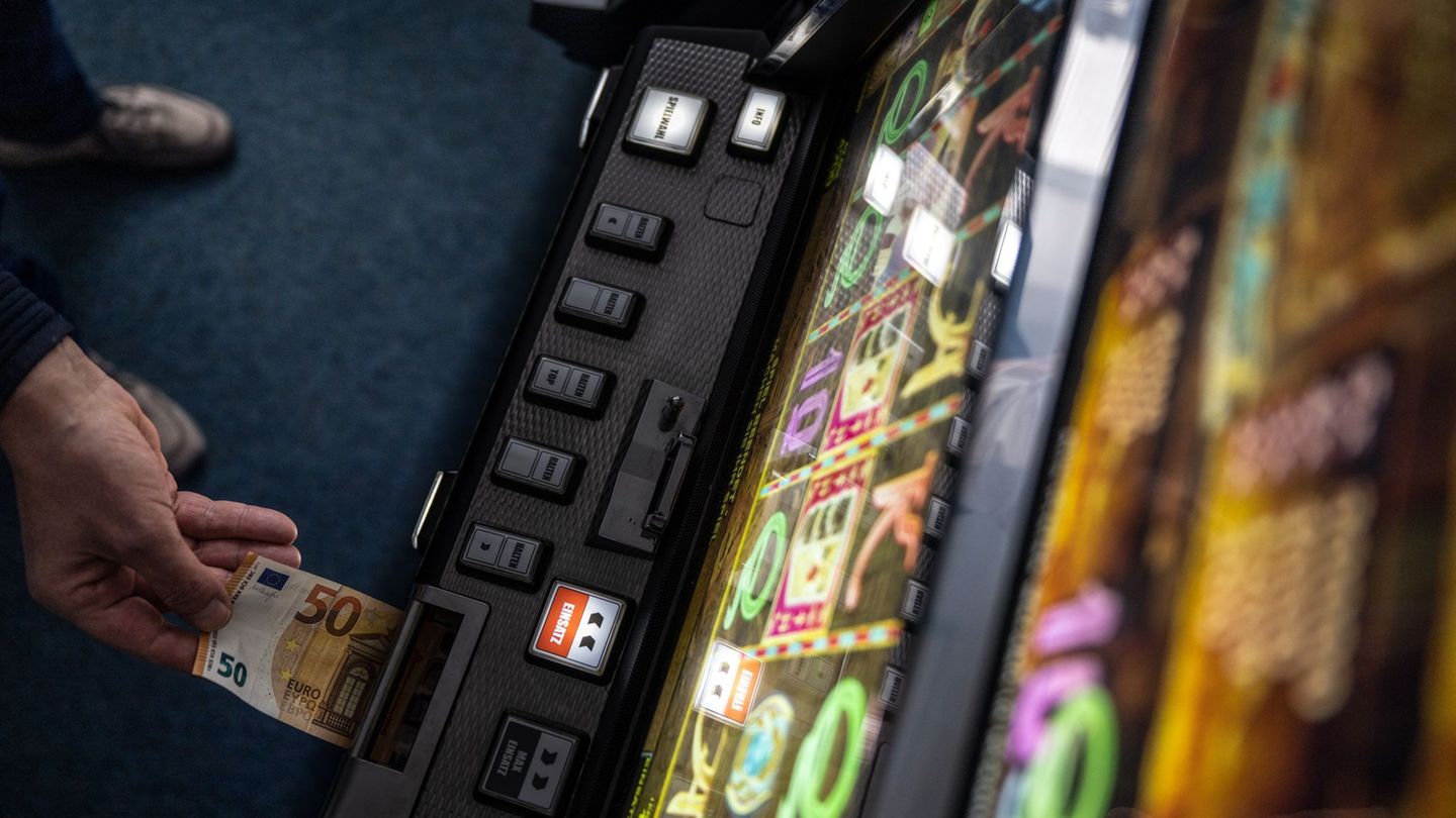 200-Polizisten-im-Einsatz-Gro-razzia-gegen-illegales-Gl-cksspiel