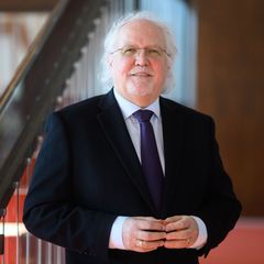 Der Dirigent Sir Donald Runnicles hat am Samstag sein offizielles Antrittskonzert als Chefdirigent der Dresdner Philharmonie. (A