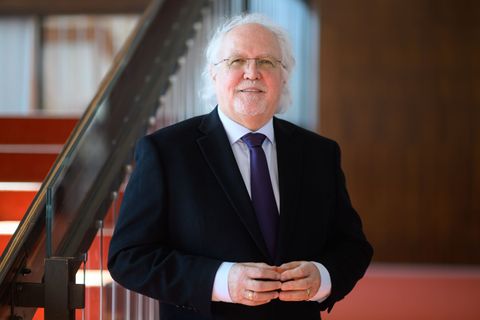 Der Dirigent Sir Donald Runnicles hat am Samstag sein offizielles Antrittskonzert als Chefdirigent der Dresdner Philharmonie. (A