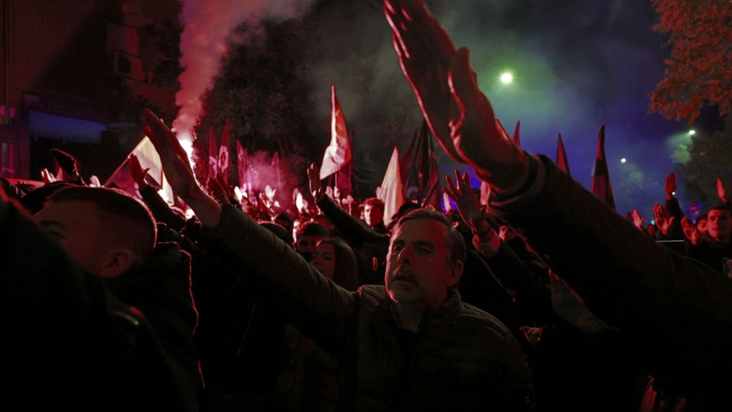 50-Jahre-nach-Tod-von-Diktator-Franco-Hunderte-Rechtsextreme-marschieren-durch-Madrid