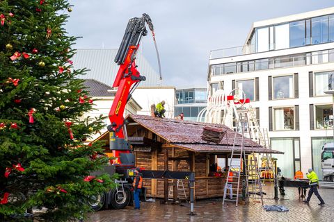 In Oldenburg und in vielen anderen Städten laufen die Vorbereitungen für die Weihnachtsmärkte auf Hochtouren. Foto: Sina Schuldt