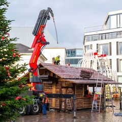 In Oldenburg und in vielen anderen Städten laufen die Vorbereitungen für die Weihnachtsmärkte auf Hochtouren. Foto: Sina Schuldt