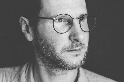 Der 38-jährige Frontmann von Wanda richtet den Blick nach innen: In seinem Buch "Dass es uns überhaupt gegeben hat" erzählt Marco Wanda von Kunst als Überlebensinstinkt, überwältigendem Erfolg – und einer Trauer, die keine Deadline kennt.