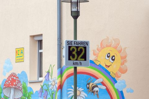Eine Forderung des ADAC betrifft mehr Tempo-30-Zonen vor Kindergärten und Schulen. (Symbolbild) Foto: Soeren Stache/dpa-Zentralb