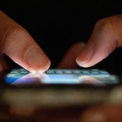 Immer mehr Menschen verlassen sich online auf zweifelhafte Inhalte – der Verfassungsschutz nimmt das genauer in den Blick. (Symb