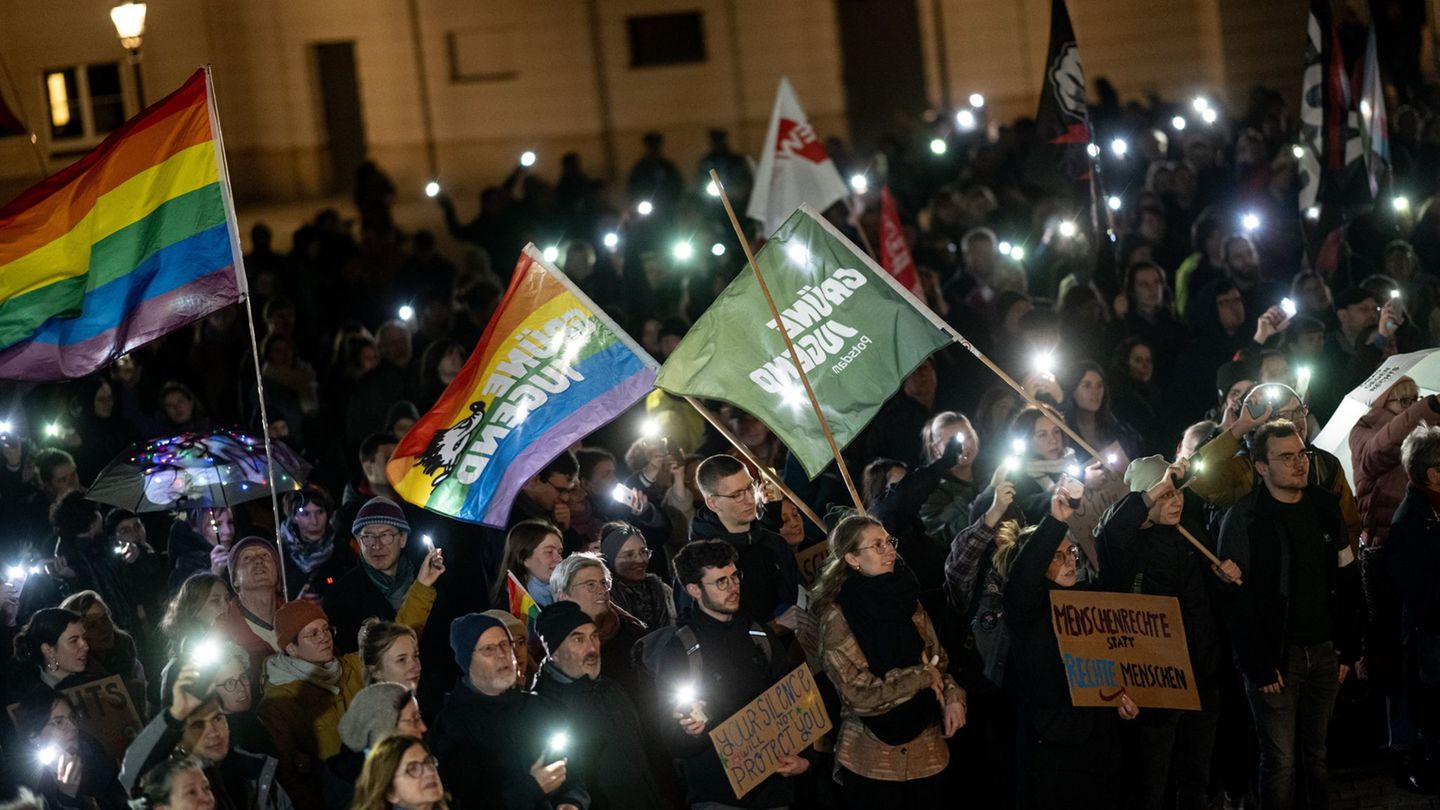 Bereits vor einem Jahr demonstrierten einige Hundert Menschen in Potsdam gegen rechts. Auslöser war das Schlagzeilen machende Tr
