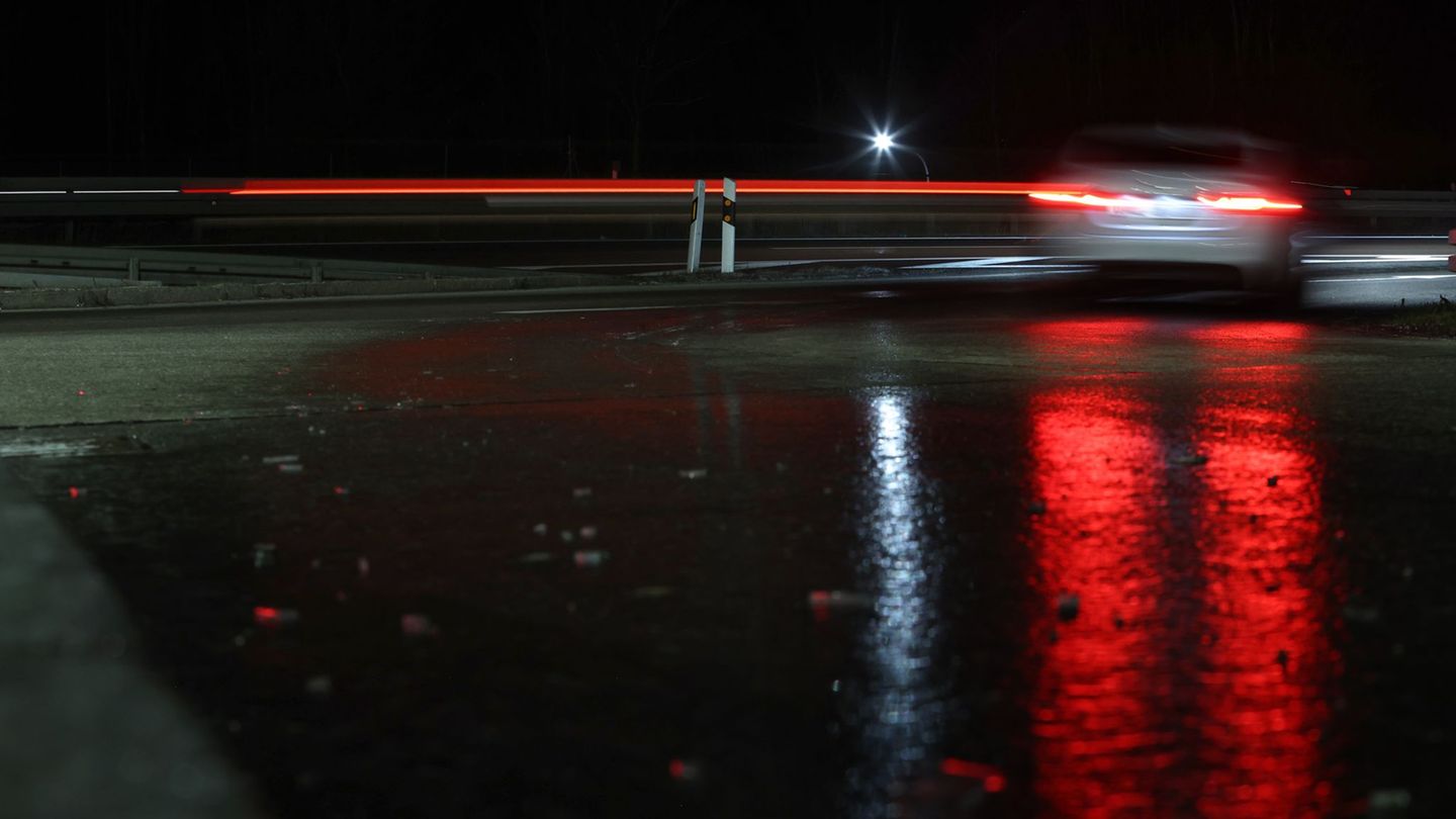 Wer in den kommenden Tagen auf Bayerns Straßen unterwegs ist, sollte sich vor Glätte in Acht nehmen. (Symbolbild) Foto: Karl-Jos