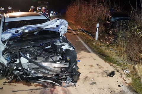 Vier Menschen werden nach dem Unfall in ein Krankenhaus gebracht. Foto: -/SWD-Medien/dpa