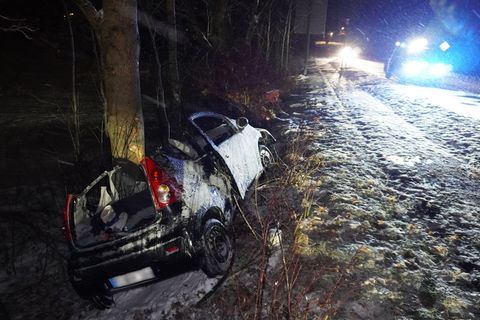 Die genaue Ursache des Unfalls war zunächst unklar - laut der Polizei war der Fahrer wohl zu schnell unterwegs. Foto: Reinert/sw