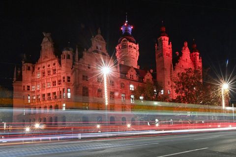 Auch in diesem Jahr sollen am "Orange Day" angestrahlte Gebäude auf Gewalt an Frauen aufmerksam machen. (Archivbild) Foto: Hendr