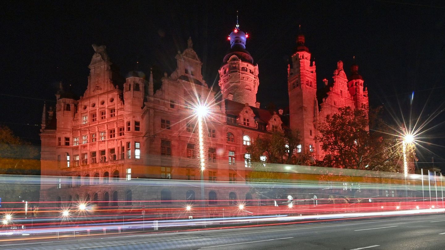 Auch in diesem Jahr sollen am "Orange Day" angestrahlte Gebäude auf Gewalt an Frauen aufmerksam machen. (Archivbild) Foto: Hendr