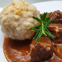 Gulasch mit Geheimzutat – Sternekoch-Rezept für "Omas Klassiker"