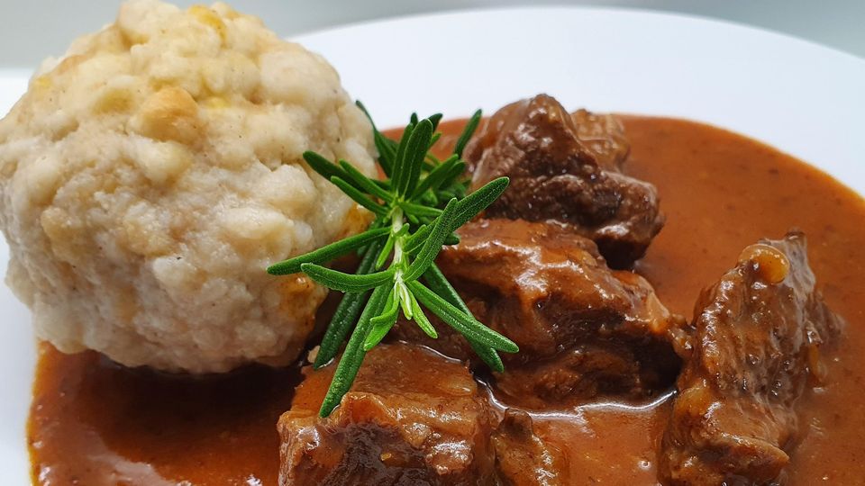 Gulasch mit Geheimzutat – Sternekoch-Rezept für "Omas Klassiker"