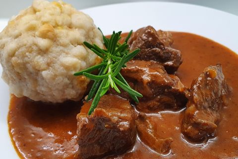 Gulasch mit Geheimzutat – Sternekoch-Rezept für "Omas Klassiker"