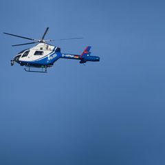 Mit der Hilfe eines Hubschraubers findet die Polizei einen mutmaßlichen Unfallfahrer auf der Flucht. (Symbolbild) Foto: Swen Pfö