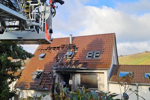 Die Feurwehr hat einen Brand in Stuttgart-Hedelfingen gelöscht. Foto: Andreas Rosar/-/dpa