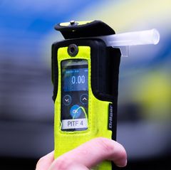 Bei einem Alkoholtest am frühen Morgen misst die Polizei in Emden bei einem Autofahrer fast dreieinhalb Promille. (Symbolbild) F