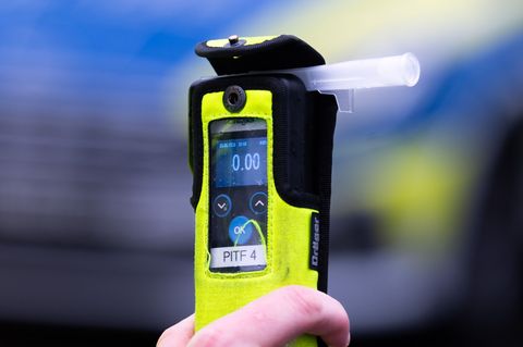 Bei einem Alkoholtest am frühen Morgen misst die Polizei in Emden bei einem Autofahrer fast dreieinhalb Promille. (Symbolbild) F