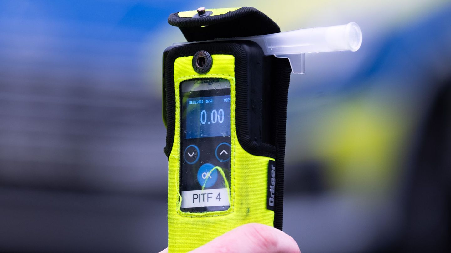 Bei einem Alkoholtest am frühen Morgen misst die Polizei in Emden bei einem Autofahrer fast dreieinhalb Promille. (Symbolbild) F