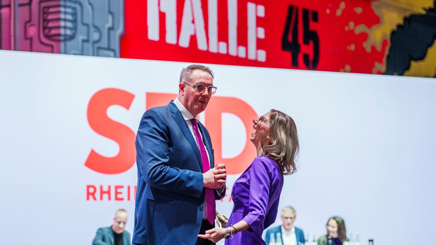 Ministerpräsident Alexander Schweitzer und Parteichefin Sabine Bätzing-Lichtenthäler wollen die SPD in den Wahlkampf führen. Fot