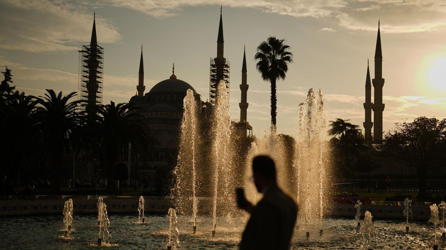 Mann vor Hagia Sophia
