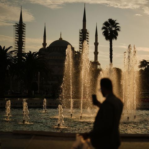 Mann vor Hagia Sophia