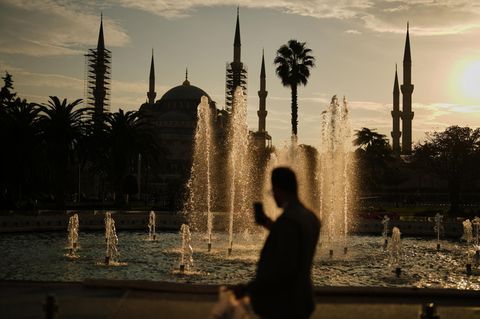 Mann vor Hagia Sophia