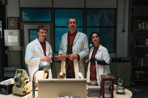 Timoteo (Jeremias Meyer), Cornelius (Arnd Schimkat) und Nazlı (Şafak Şengül, von links) entscheiden in der neuen ZDF-Serie "Schlechte Menschen" darüber, ob Menschen in den Himmel oder in die Hölle kommen.