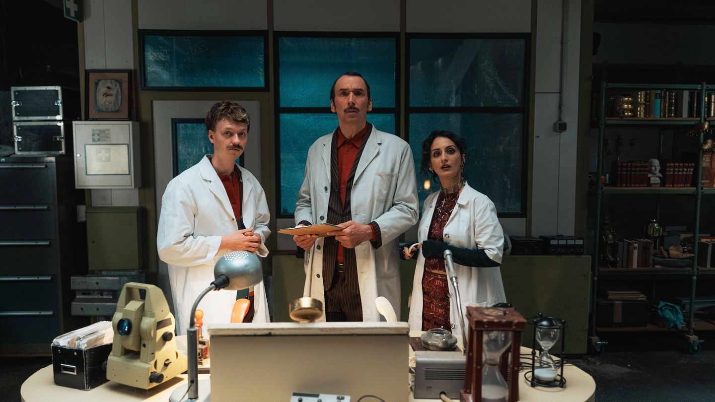 Timoteo (Jeremias Meyer), Cornelius (Arnd Schimkat) und Nazlı (Şafak Şengül, von links) entscheiden in der neuen ZDF-Serie "Schlechte Menschen" darüber, ob Menschen in den Himmel oder in die Hölle kommen.