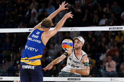 Der Schwede Jonatan Hellvig blockt Clemens Wickler (r) im WM-Halbfinale. Foto: Matt Turner/AAP/dpa