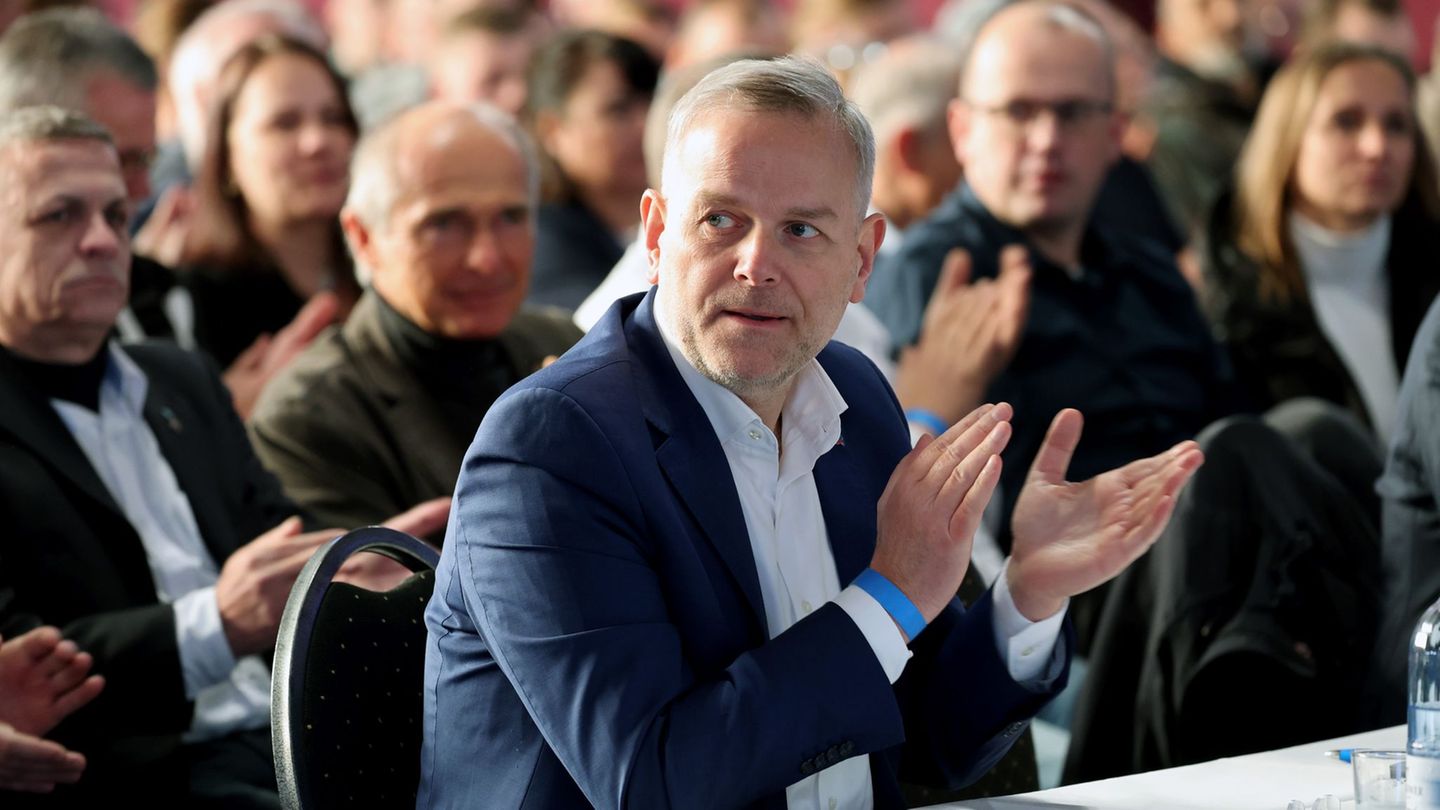 Für den Fall seiner Wahl zum Ministerpräsidenten machte AfD-Mann Leif-Erik Holm umgehend eine Ankündigung. Foto: Bernd Wüstneck/