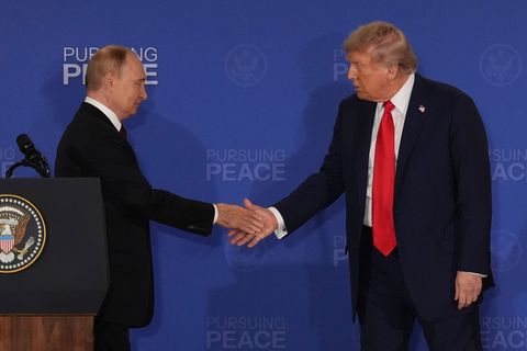 Putin (l) und Trump sehen den US-Plan an Grundlage für ein Ende des Ukraine-Kriegs. (Archivbild) Foto: Jae C. Hong/AP/dpa