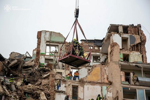 Abtransport von Leichen aus bombardiertem Wohnhaus