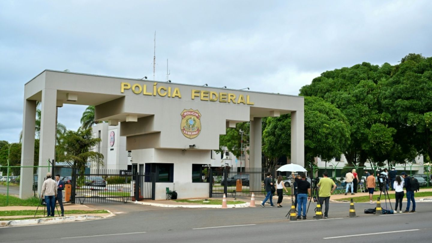 Journalisten vor dem Sitz der Bundespolizei in Brasília