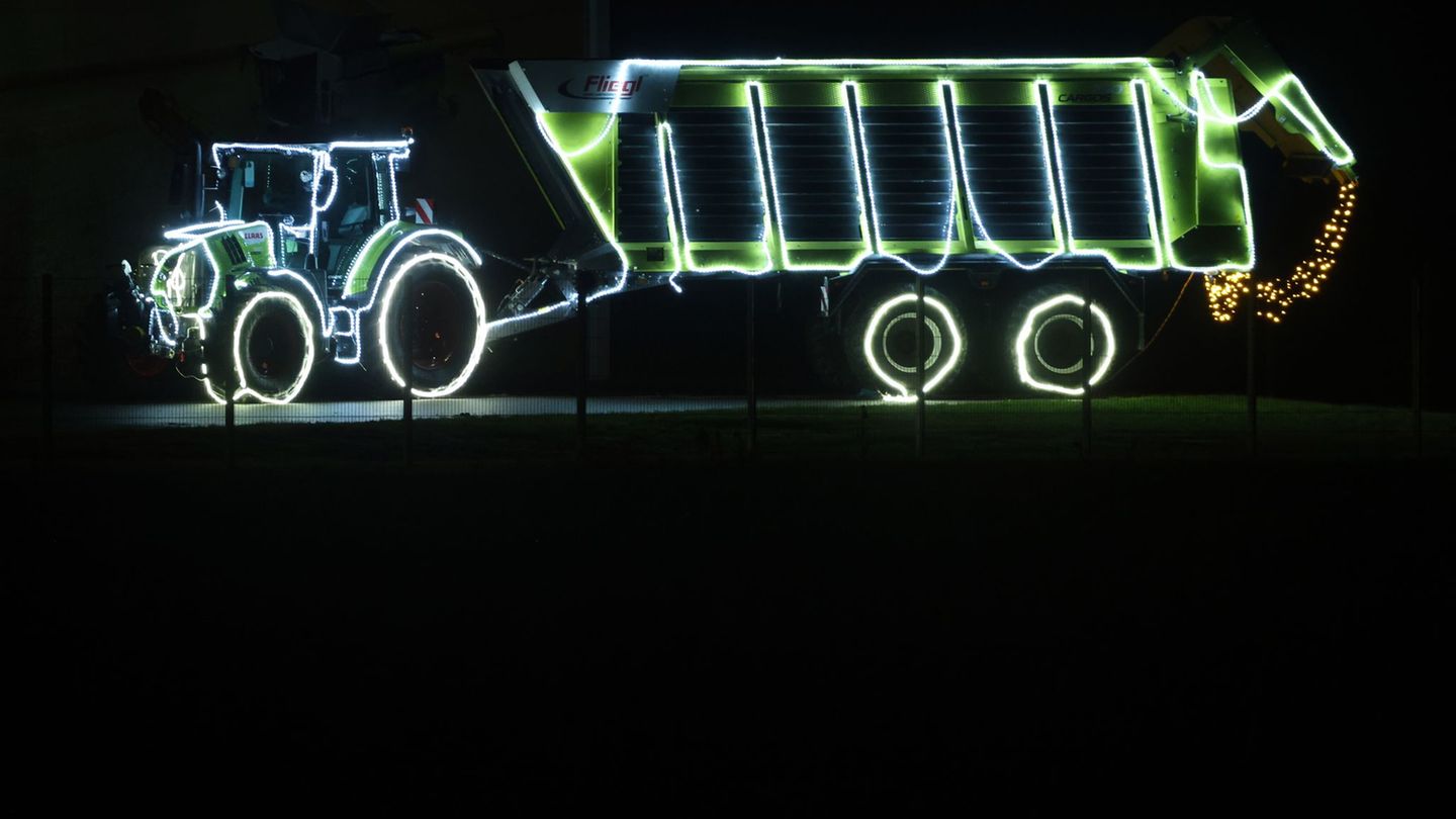 In Brandenburg gelten Lichterfahrten von weihnachtlich leuchtenden Feuerwehrfahrzeugen und Traktoren nun als Brauchtum. (Symbolb