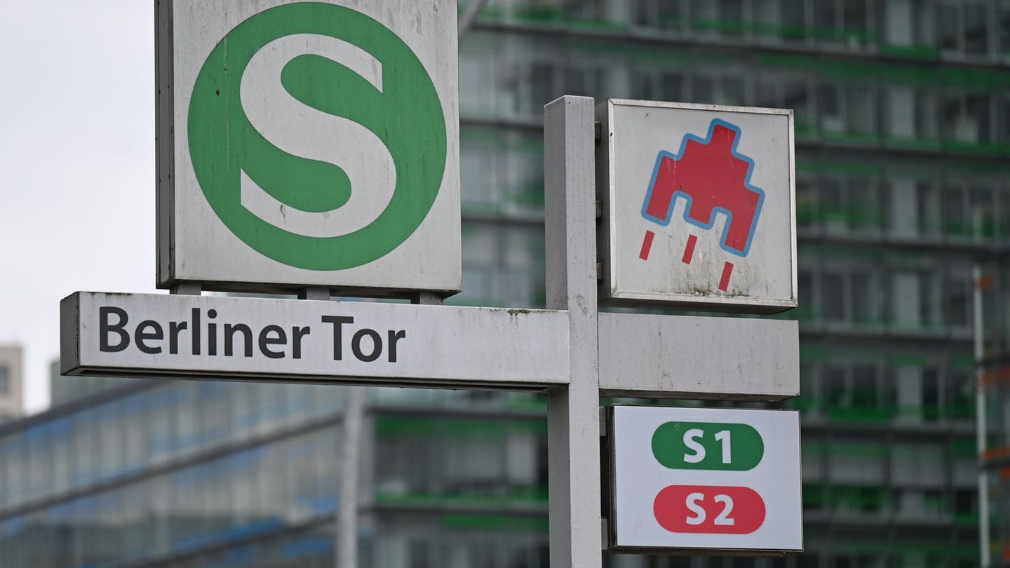 An der S-Bahnstation Berliner Tor in Hamburg stürzte ein Mann in den Spalt zwischen Zug und Bahnsteigkante auf die S-Bahngleise.