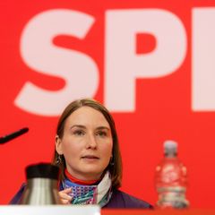 Thüringens SPD-Vizechefin Katharina Schenk verfolgt den Landesparteitag der SPD Thüringen in n Eisenberg. Foto: Michael Reichel/