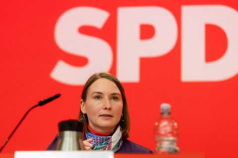 Thüringens SPD-Vizechefin Katharina Schenk verfolgt den Landesparteitag der SPD Thüringen in n Eisenberg. Foto: Michael Reichel/