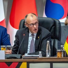 Der deutsche Bundesminister der Finanzen Lars Klingbeil (SPD), Bundeskanzler Friedrich Merz (CDU), im Hintergrund der Präsident von Indonesien Prabowo Subianto beim G20-Gipfel in Jonnesburg