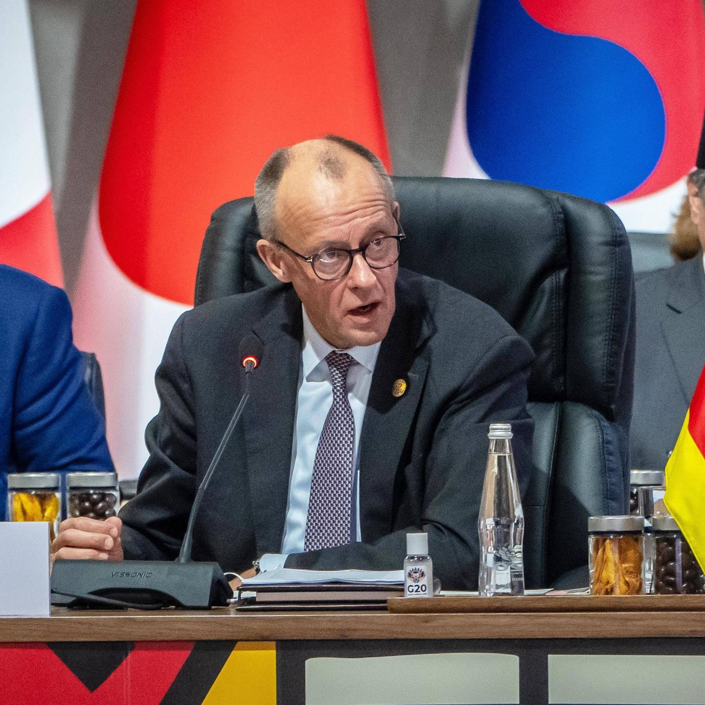 Der deutsche Bundesminister der Finanzen Lars Klingbeil (SPD), Bundeskanzler Friedrich Merz (CDU), im Hintergrund der Präsident von Indonesien Prabowo Subianto beim G20-Gipfel in Jonnesburg