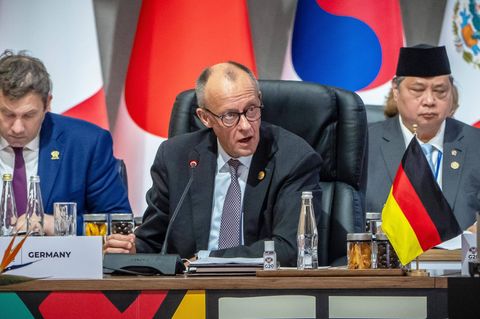 Der deutsche Bundesminister der Finanzen Lars Klingbeil (SPD), Bundeskanzler Friedrich Merz (CDU), im Hintergrund der Präsident von Indonesien Prabowo Subianto beim G20-Gipfel in Jonnesburg