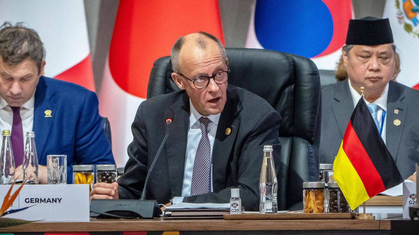 Der deutsche Bundesminister der Finanzen Lars Klingbeil (SPD), Bundeskanzler Friedrich Merz (CDU), im Hintergrund der Präsident von Indonesien Prabowo Subianto beim G20-Gipfel in Jonnesburg