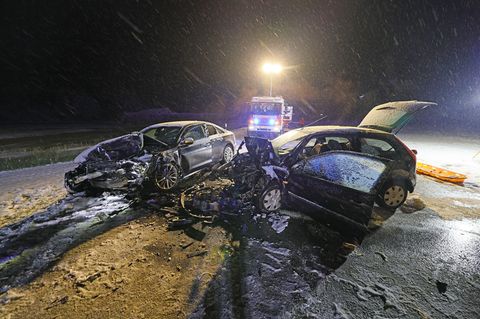 Die 54-Jährige starb nach Polizeiangaben noch an der Unfallstelle. (Foto aktuell vom 21.11.) Foto: Markus Leitner/BRK Kreisverba