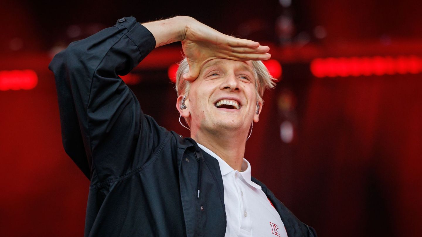 Sänger Felix Kummer spiel mit seiner Band Kraftklub normalerweise auf großen Bühnen. (Archivfoto) Foto: Daniel Karmann/dpa