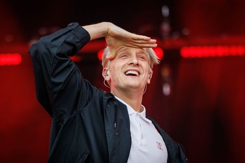 Sänger Felix Kummer spiel mit seiner Band Kraftklub normalerweise auf großen Bühnen. (Archivfoto) Foto: Daniel Karmann/dpa