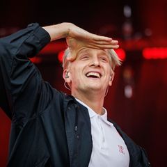 Sänger Felix Kummer spiel mit seiner Band Kraftklub normalerweise auf großen Bühnen. (Archivfoto) Foto: Daniel Karmann/dpa