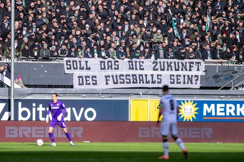 Die Fans protestieren weiter gegen die geplanten Maßnahmen der Politik in Fußball-Stadien. Foto: David Inderlied/dpa