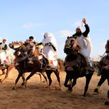 Zelten, Libyen. Bei einem traditionellen Reiterfestival westlich der Hauptstadt Tripolis treiben Männer ihre Pferde durch den Sand. Die Tradition trägt auf Arabisch den Namen El Maiz (in Englisch auch Fantasia) und findet üblicherweise im Rahmen verschiedener Feste im ganzen Land statt