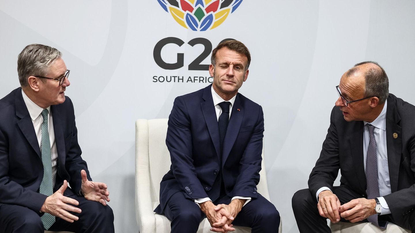 Johannesburg, Südafrika. Frankreichs Präsident Emmanuel Macron ist nicht als kamerascheu bekannt. Das beweist er diesmal bei einem Gespräch mit Bundeskanzler Friedrich Merz (r.) und Großbritanniens Premierminister Keir Starmer (l.) beim G20-Gipfel