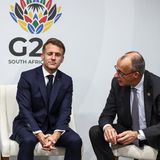 Johannesburg, Südafrika. Frankreichs Präsident Emmanuel Macron ist nicht als kamerascheu bekannt. Das beweist er diesmal bei einem Gespräch mit Bundeskanzler Friedrich Merz (r.) und Großbritanniens Premierminister Keir Starmer (l.) beim G20-Gipfel
